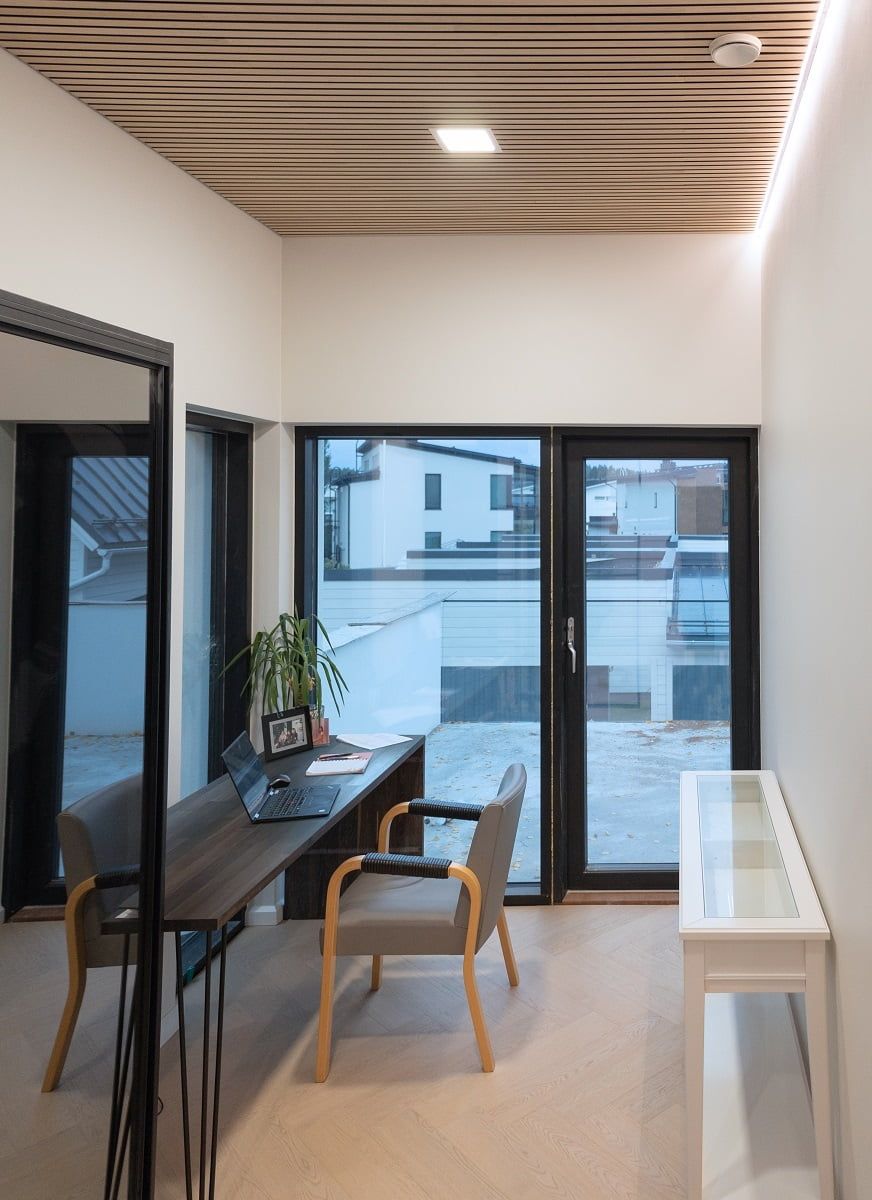Belysningen i arbetsrummet består av både punktbelysning och indirekt ljus. © LedStore.fi